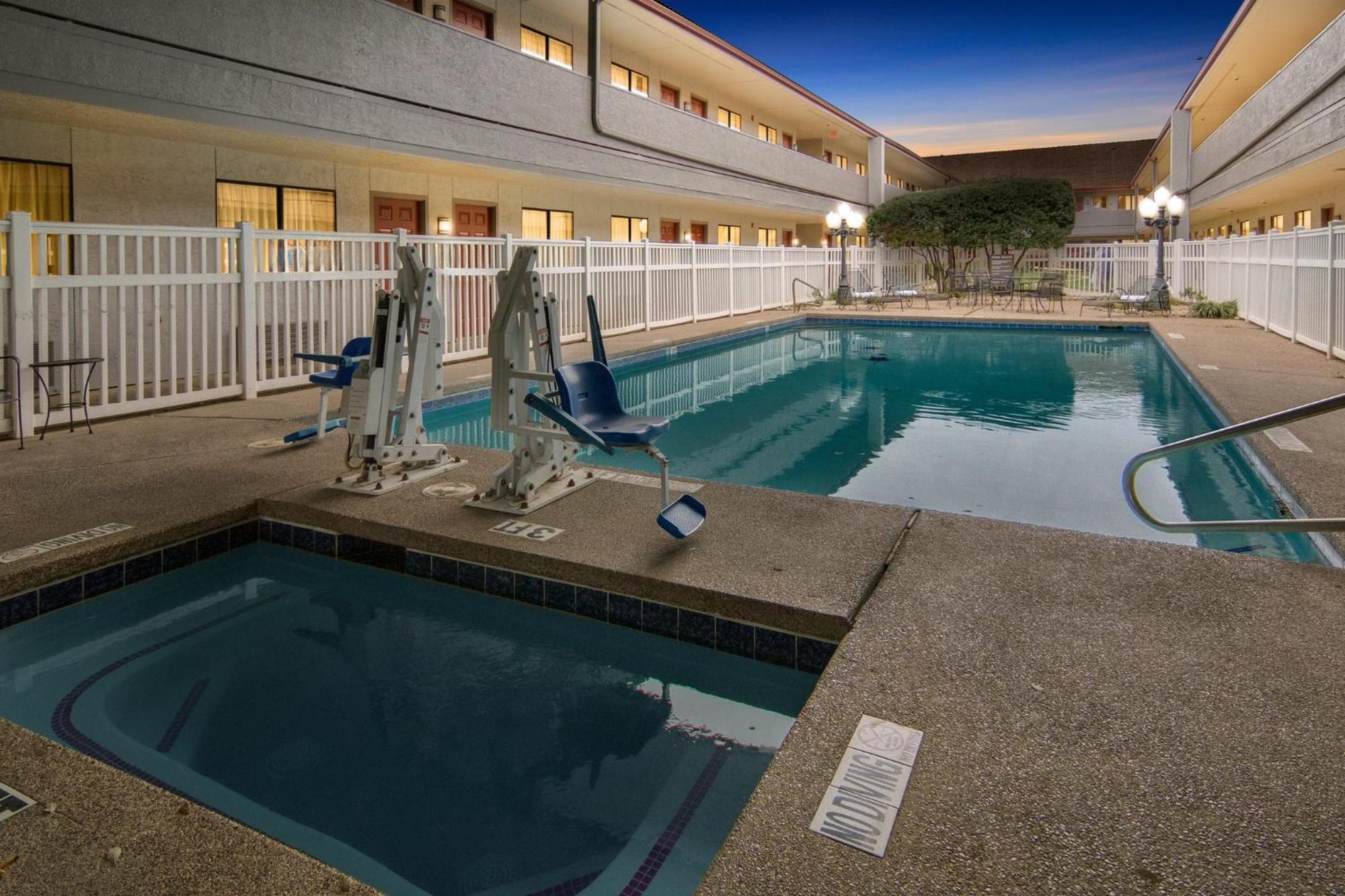 Red Roof Inn & Suites Irving - Dfw Airport South Buitenkant foto
