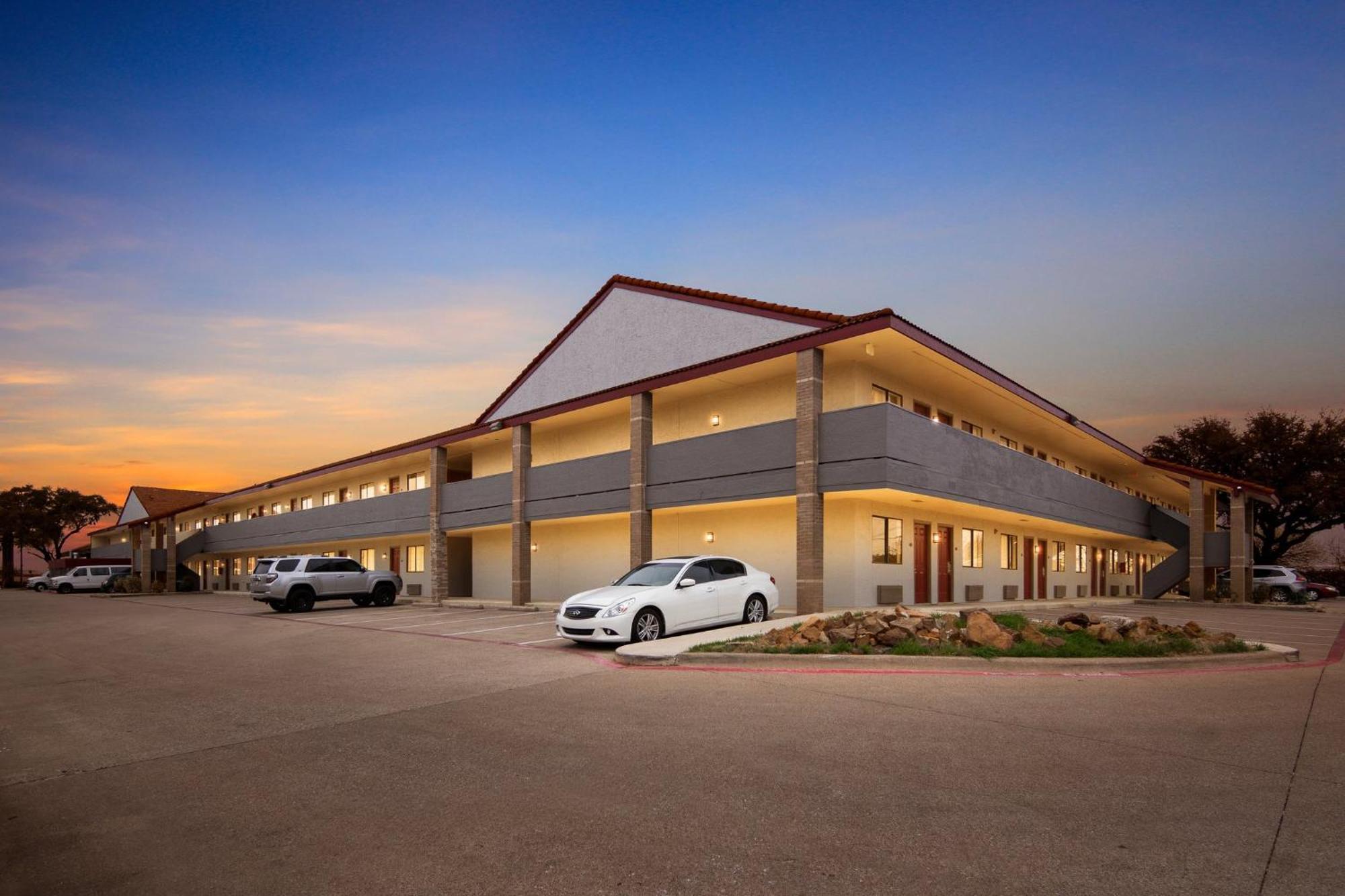 Red Roof Inn & Suites Irving - Dfw Airport South Buitenkant foto
