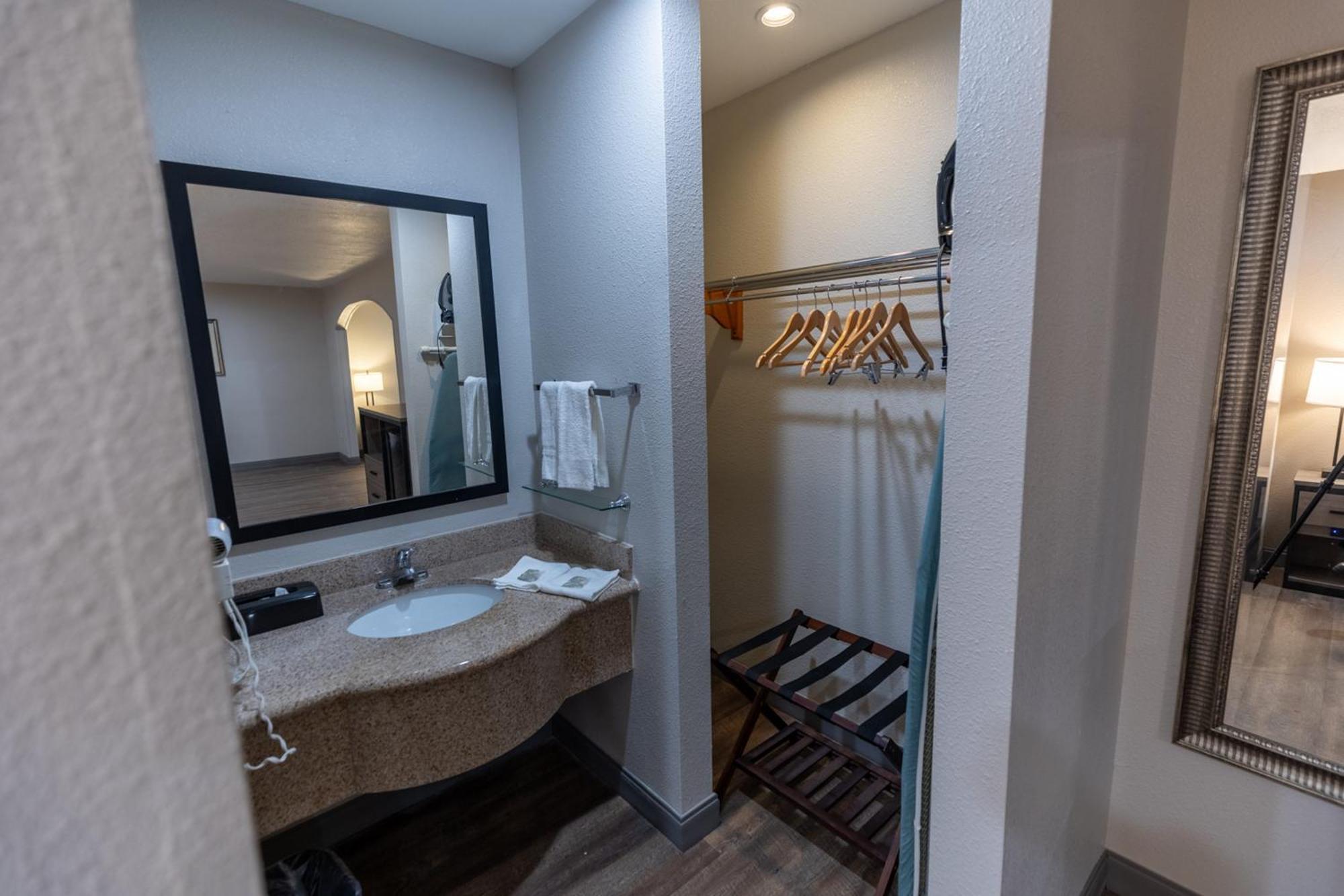 Red Roof Inn & Suites Irving - Dfw Airport South Buitenkant foto